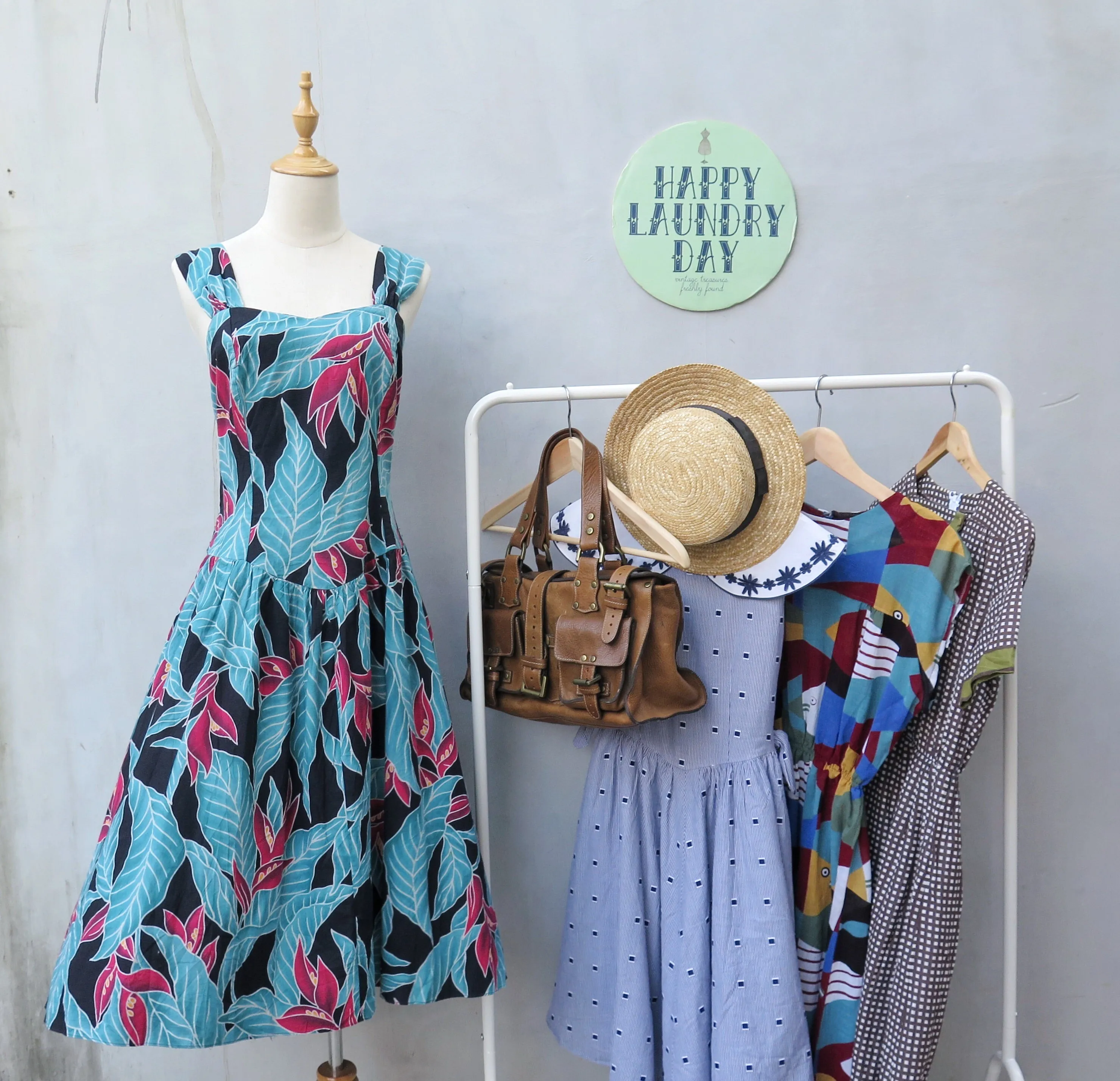 Maaike | Vintage 1970s 1980s Cruise-ship Tropical Holiday floral print Midi Dress